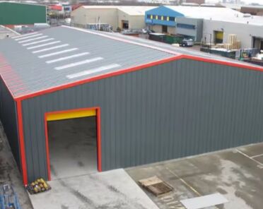 المعروض العالمي الهيكل الصلب المجهز مخزن ورشة العمل الصناعية الإطار الحجم القابل للتخصيص مقاومة الطقس مكافحة التآكل مراكز الخدمات اللوجستية مصانع التصنيع حل التخزين التجاري